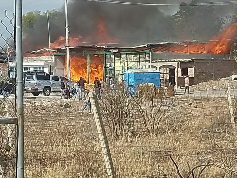 Se incendia empresa recicladora en Silao