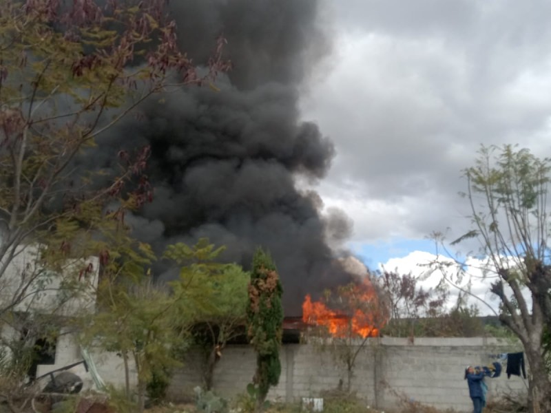 Se incendia fábrica de colchones en Ahuatepec, Tecali de Herrera