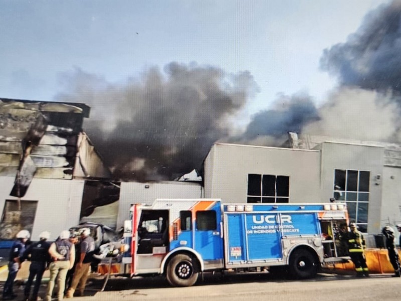 Se incendia fábrica de plásticos y unicel