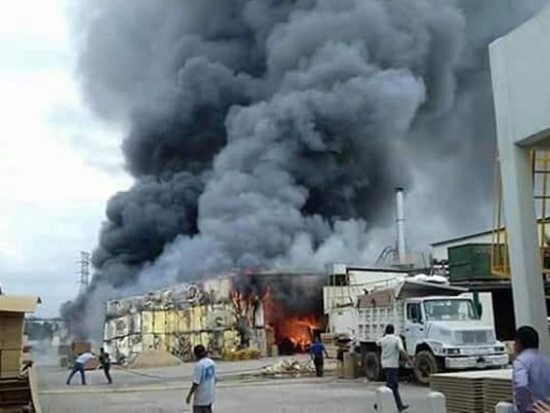 Se incendia fabrica de resinas en Oaxaca
