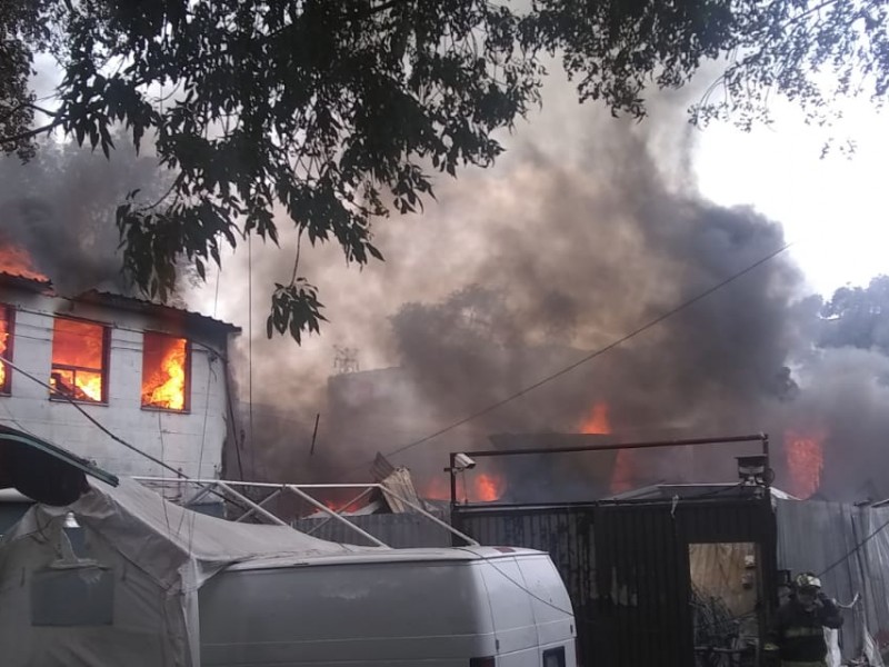 Se incendia fábrica en Coyoacán