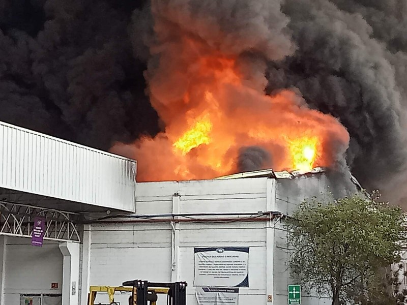 Se incendia fábrica en Ecatepec, Edomex