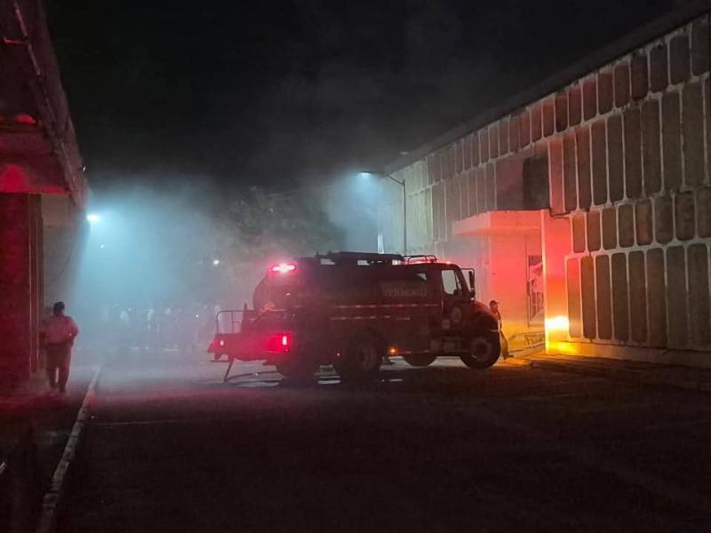 Se incendia farmacia del IMSS 14 en Veracruz; evacúan las instalaciones