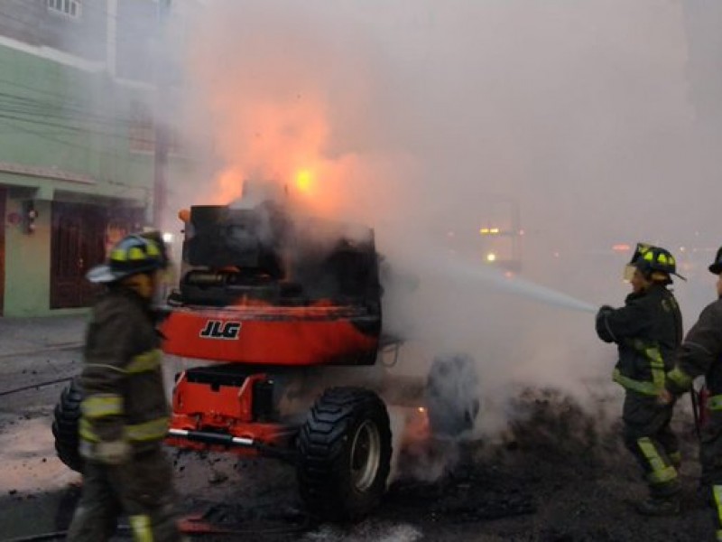 Se incendia grúa que laboraba en obras del Metro-Línea-12