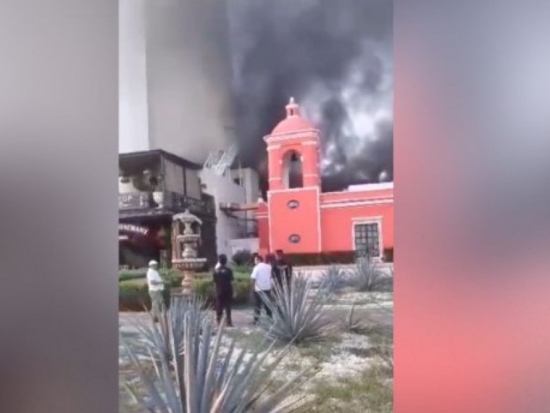 Se incendia hotel en zona turística de Cancún