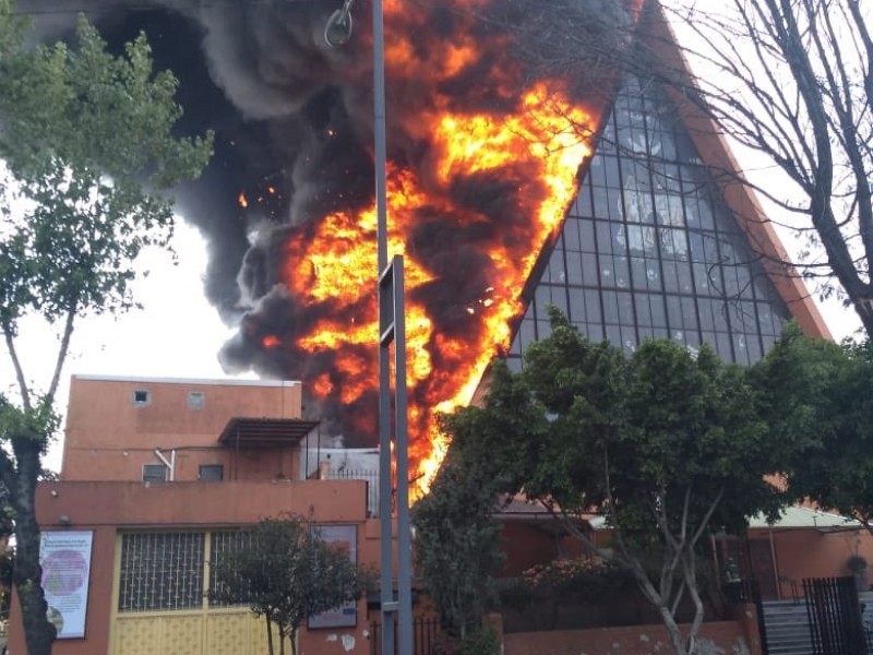 Se incendia iglesia en la CDMX