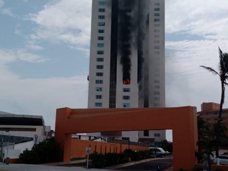 Se incendia la Torre JV de Boca del Río.