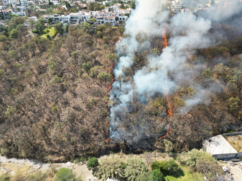 Se incendia ladera del cerro de Bugambilias