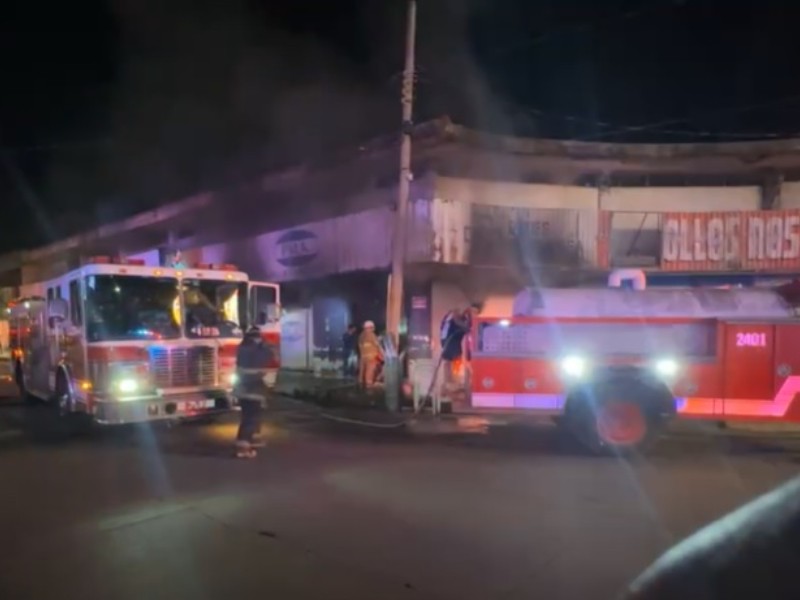 Se incendia local comercial frente al parque González Lugo, en Tecomán