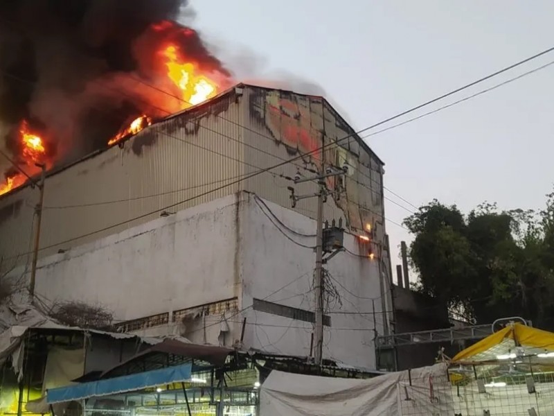 Se incendia mercado de tenis en Tepito