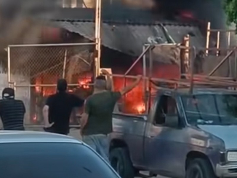 Se incendia negocio de fierro viejo en la 21 de Marzo