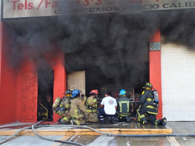 Se incendia negocio de vidrios