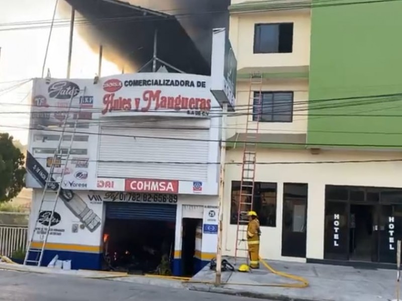 Se incendia negocio en Tihuatlán