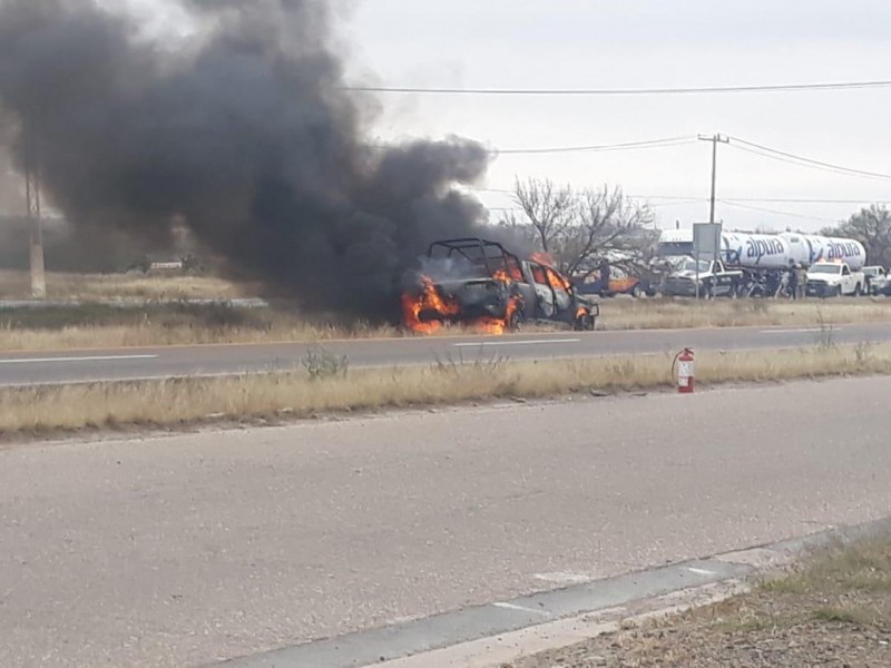 Se incendia patrulla de la Policía Estatal