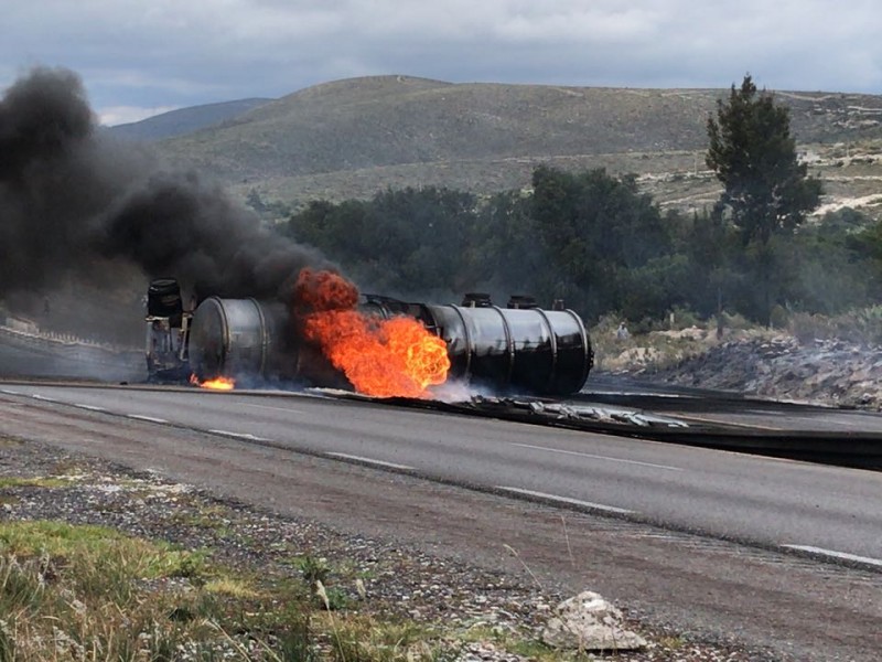 Se incendia pipa al volcar en la Cuacnopalan