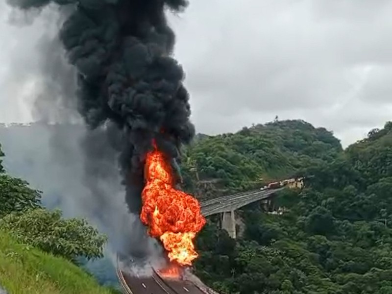 Se incendia pipa con combustible en libramiento de Xalapa