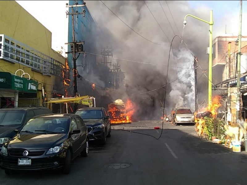 Se incendia pipa de gas frente al Mercado de Jamaica