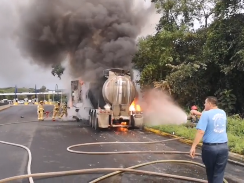 Se incendia pipa en Autopista Tepic-Villa Unión