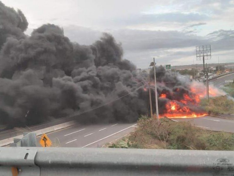 Se incendia pipa en carretera Veracruz-Cardel