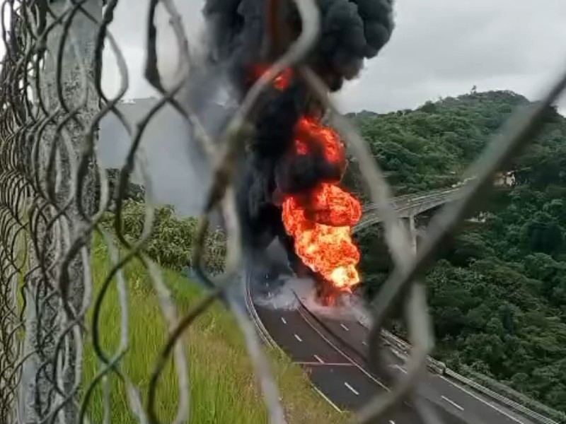 Se incendia pipa en el libramiento Xalapa–Miradores