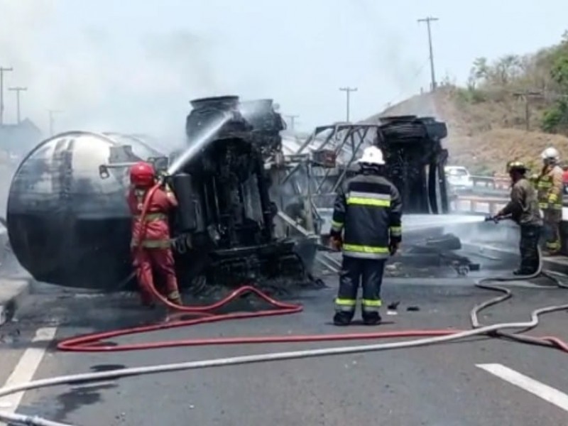 Se incendia pipa en la carretera Veracruz-Cardel