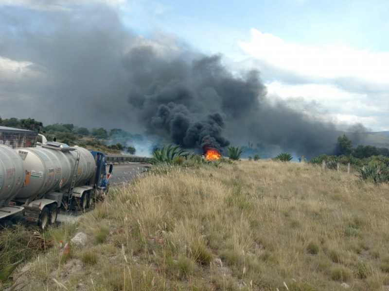 Se incendia pipa sobre carretera a Esperanza