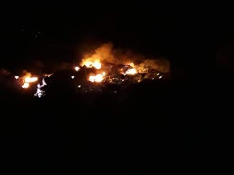 Se incendia pipa tras volcar en la Acatzingo-Cd Mendoza