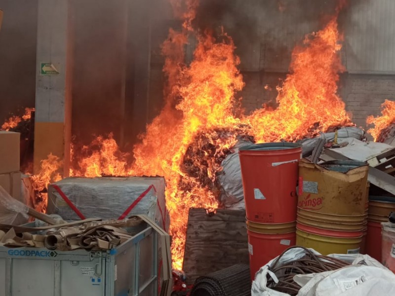 Se incendia planta de plástico en Tlajomulco
