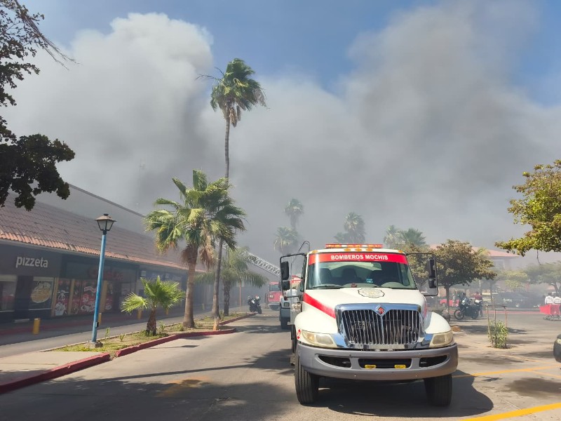 Se registra fuerte incendio en plaza comercial en Los Mochis | Meganoticias