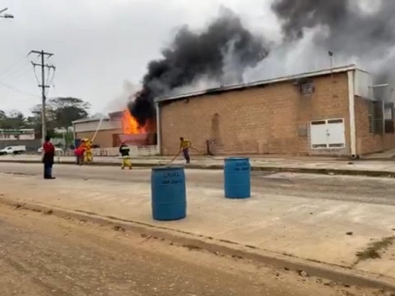 Se incendia Plaza Florida en Acayucan