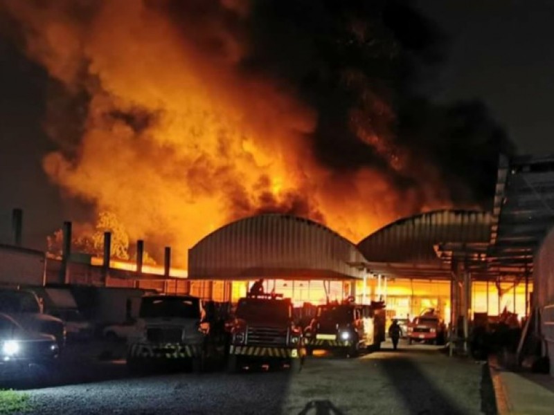 Se incendia renovadora de neumáticos en Huiloapan.