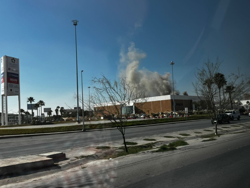 Se incendia restaurante al interior de Galerías Laguna