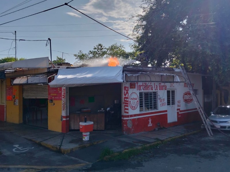 Se incendia tanque estacionario de una tortillería