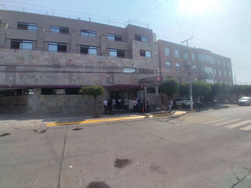 Se incendia tercer piso de Medica Campestre