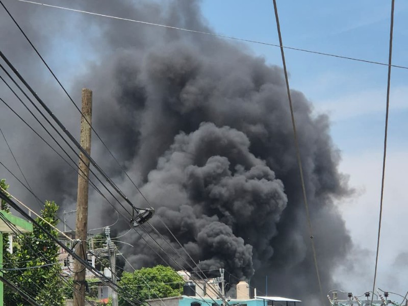 Se incendia terreno baldío en Acapulco