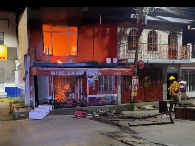 Se incendia tienda de abarrotes en Coatepec, no se reportan lesionados