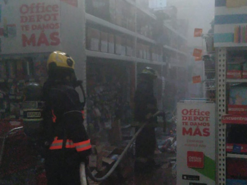 Se incendia tienda papelera en Puebla