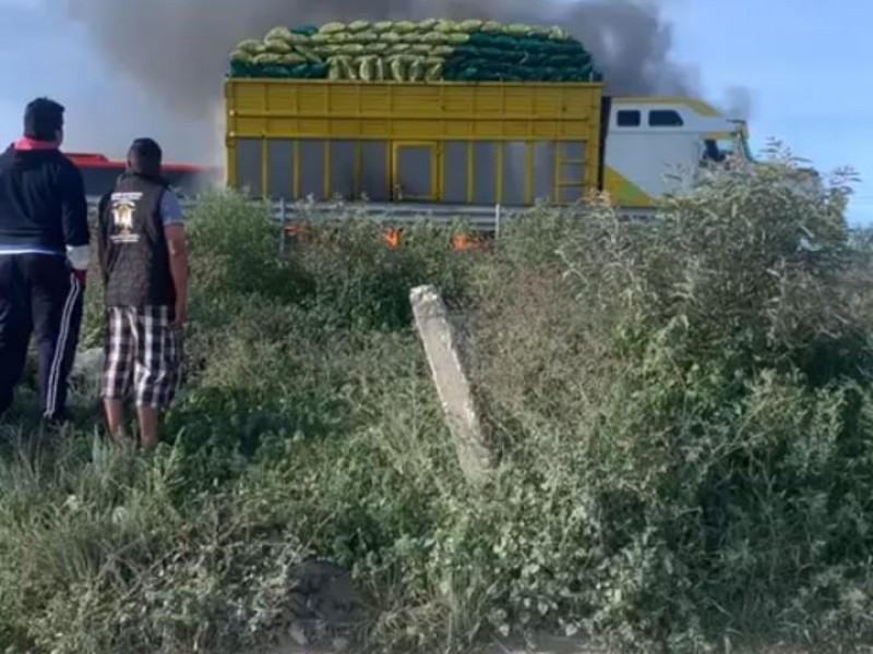 Se incendia tortón en la Puebla-Orizaba