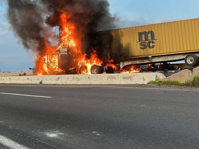 Se incendia tractocamión en autopista Colima-Manzanillo