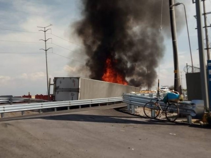 Se incendia tractocamión en la autopista México-Puebla