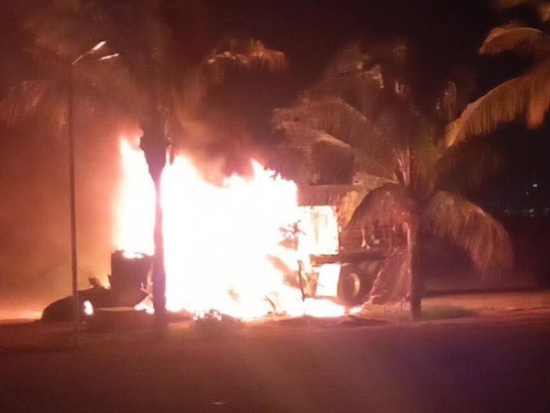 Se incendia tractocamión estacionado en inmediaciones de gasolinera La Ardilla