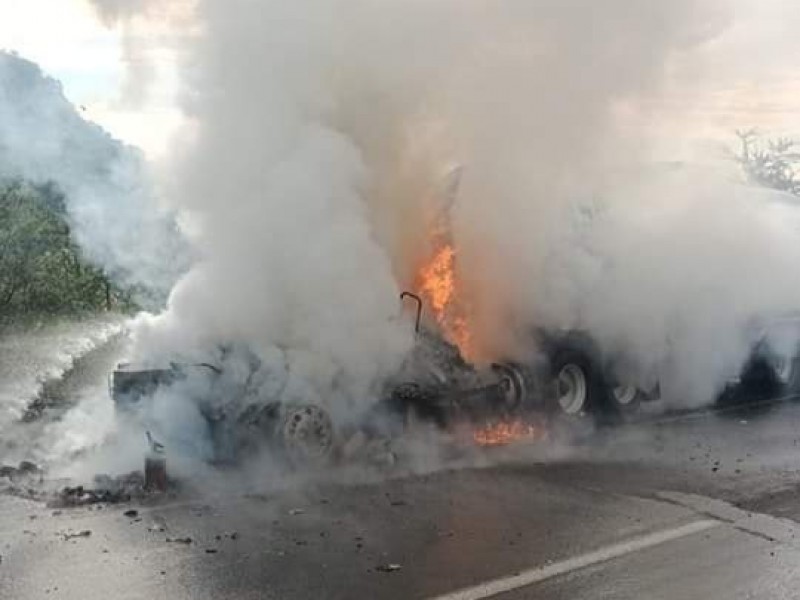 Se incendia tráiler con combustoleo en ingreso a Manzanillo