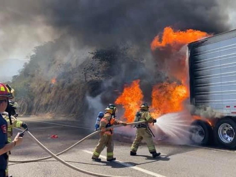 Se incendia tráiler en autopista Tepic- Mazatlán