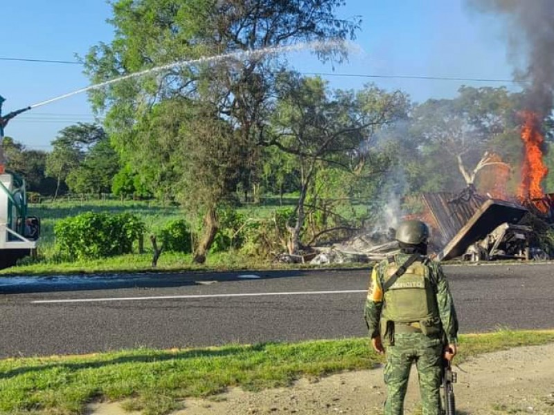 Se incendia tráiler en carretera Mapastepec- Pijijiapan
