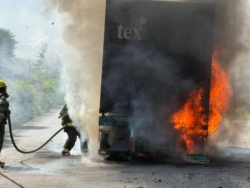 Se incendia tráiler en el libramiento Sur