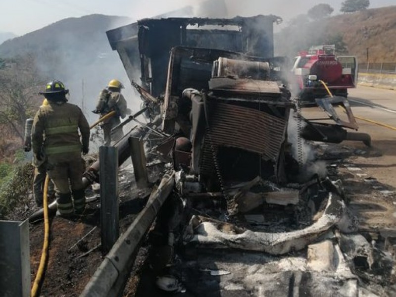 Se incendia tráiler en la Autopista del Sol