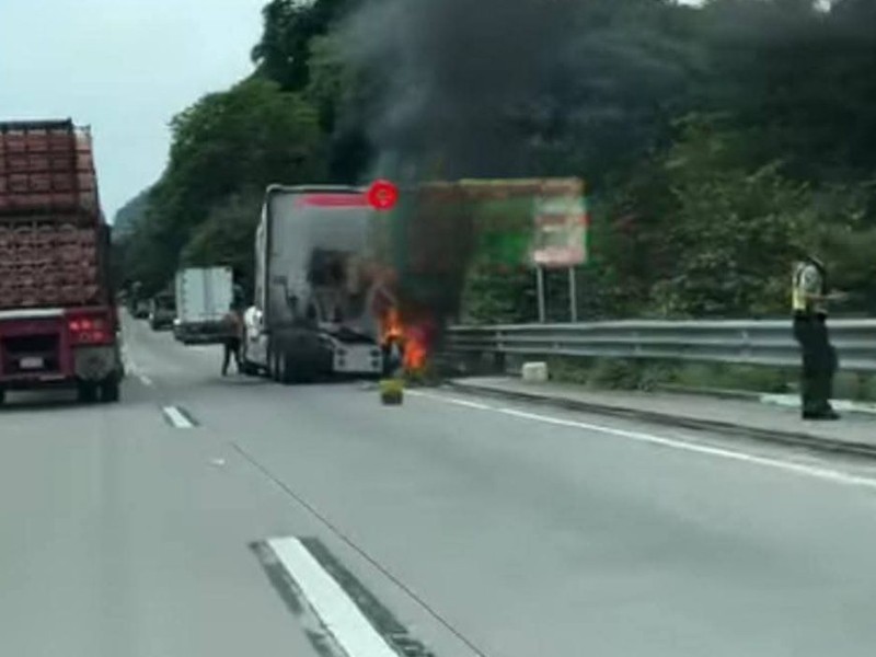 Se incendia tráiler en la Autopista del Sol