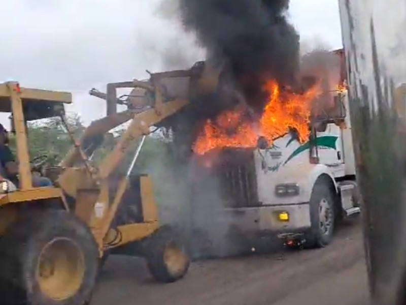 Se incendia tráiler en la carretera Xalapa-Veracruz