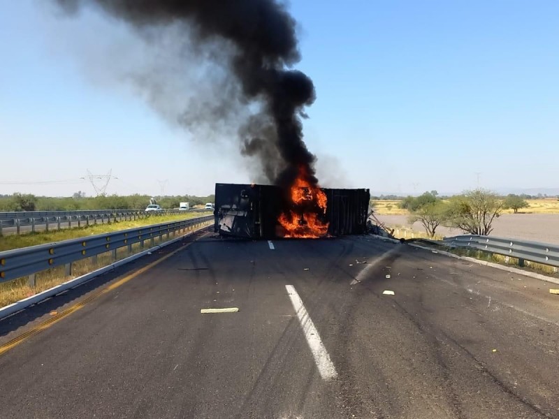 Se incendia trailer en la Celaya-Salamanca