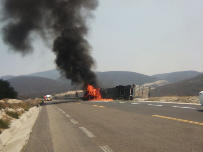 Se incendia tráiler en la Cuacnopalan-Oaxaca